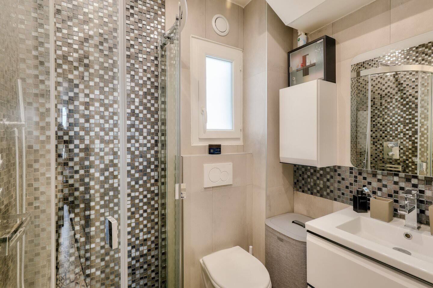 Appartamento Comfort, vista città | Bagno | Doccia, asciugacapelli, asciugamani, sapone