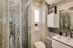 Appartamento Comfort, vista città | Bagno | Doccia, asciugacapelli, asciugamani, sapone
