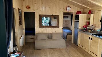 2 bedrooms, iron/ironing board, bed sheets