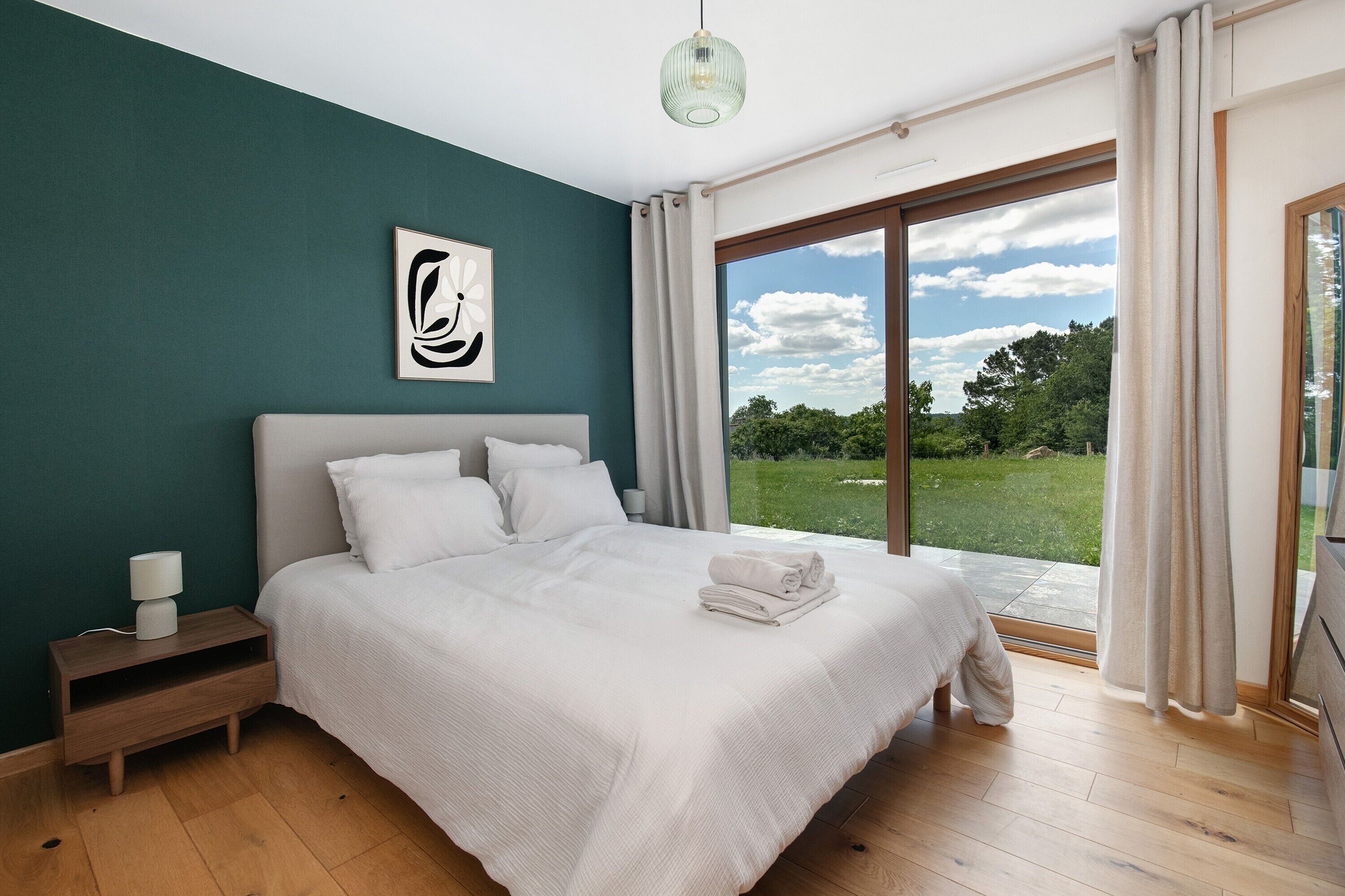 2 bedrooms, iron/ironing board, bed sheets