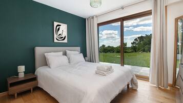 2 bedrooms, iron/ironing board, bed sheets