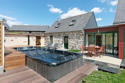 Holiday Home “Le Petit Brécéan” with Heated Swim Spa