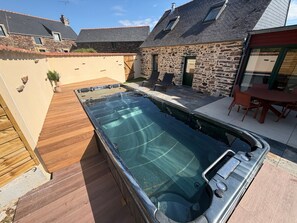 Pool - Holiday Home “Le Petit Brécéan” with Heated Swim Spa (Béganne)