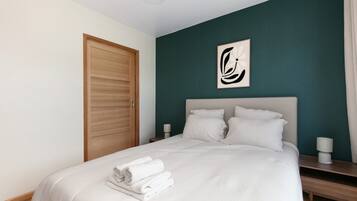 2 bedrooms, iron/ironing board, bed sheets