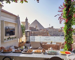 Outdoor dining - 5 min to the Great Pyramids of Giza , big clean tidy rooms (Giza, Cairo, Egypt)