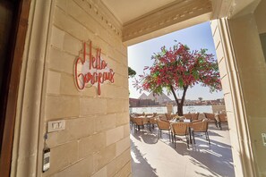 Outdoor dining - 5 min to the Great Pyramids of Giza , big clean tidy rooms (Giza, Cairo, Egypt)