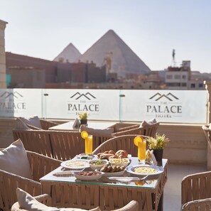 Outdoor dining - 5 min to the Great Pyramids of Giza , big clean tidy rooms (Giza, Cairo, Egypt)