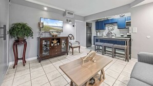 Un espacio habitable compacto con cocina, comedor y asientos.