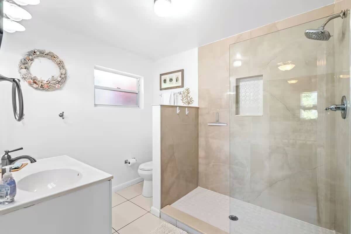 Shower, hair dryer, towels, shampoo