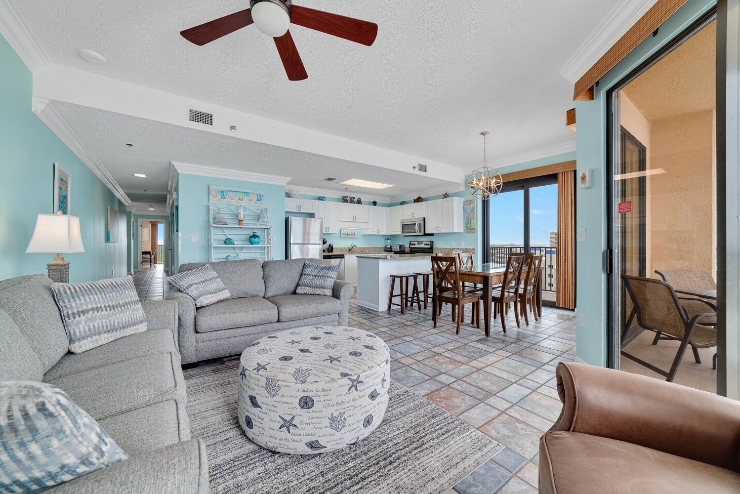 Condo, 3 quartos | Área de estar