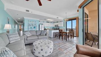 Condo, 3 quartos | Área de estar