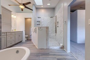 Douche, sèche-cheveux, serviettes fournies, shampoing