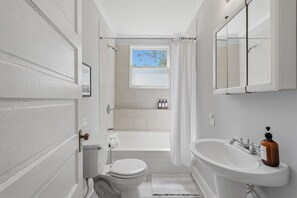 Hair dryer, towels, soap, shampoo - Snipes-Taylor House: Historic Charm &Walk to DT! Huge porch and backyard! (Wilmington)