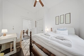 2 bedrooms, desk, iron/ironing board, travel cot - Snipes-Taylor House: Historic Charm &Walk to DT! Huge porch and backyard! (Wilmington)