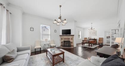 Snipes-Taylor House: Historic Charm &Walk to DT! Huge porch and backyard!