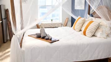 Tabla de planchar con plancha, wifi, ropa de cama