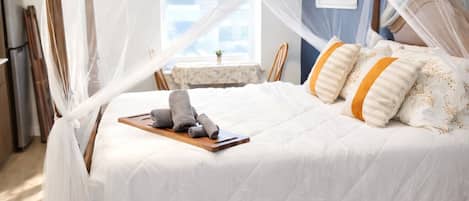 Tabla de planchar con plancha, wifi y ropa de cama