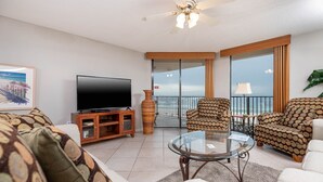 Condo, 3 Bedrooms | Ruang tamu