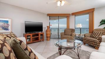 Condo, 3 Bedrooms | Living area