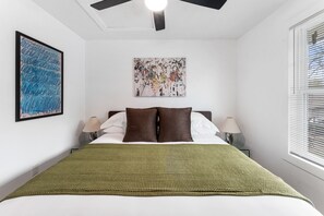 2 bedrooms, laptop workspace, iron/ironing board, free WiFi - Cozy 2BR Near NRG & Downtown FIFA World Cup (Houston)