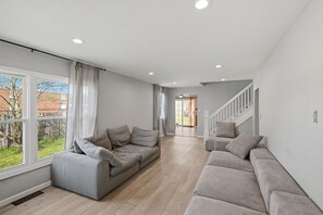 House, 4 Bedrooms | Living area - 5 Min to Notre Dame: Private Garage - Pet Friendly (South Bend)