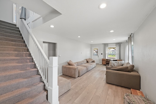 5 Min to Notre Dame: Private Garage - Pet Friendly