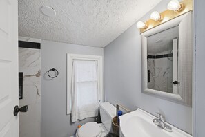 House, 4 Bedrooms | Bathroom - 5 Min to Notre Dame: Private Garage - Pet Friendly (South Bend)