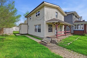 House, 4 Bedrooms | Exterior - 5 Min to Notre Dame: Private Garage - Pet Friendly (South Bend)
