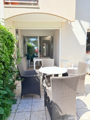 Outdoor dining - St Cyprien Ground floor apartment with swimming pool in the residence (Saint-Cyprien)