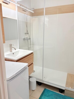 Shower, hair dryer - St Cyprien Ground floor apartment with swimming pool in the residence (Saint-Cyprien)