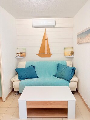 TV - St Cyprien Ground floor apartment with swimming pool in the residence (Saint-Cyprien)