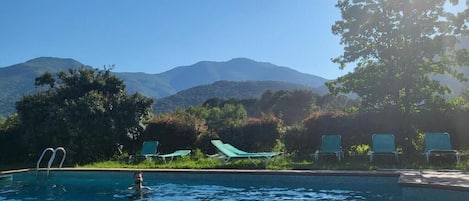 Una piscina al aire libre de temporada