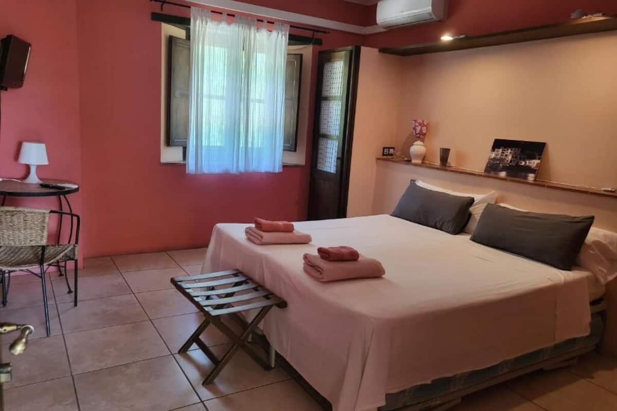 Kolmen hengen huone, näköala kanavalle