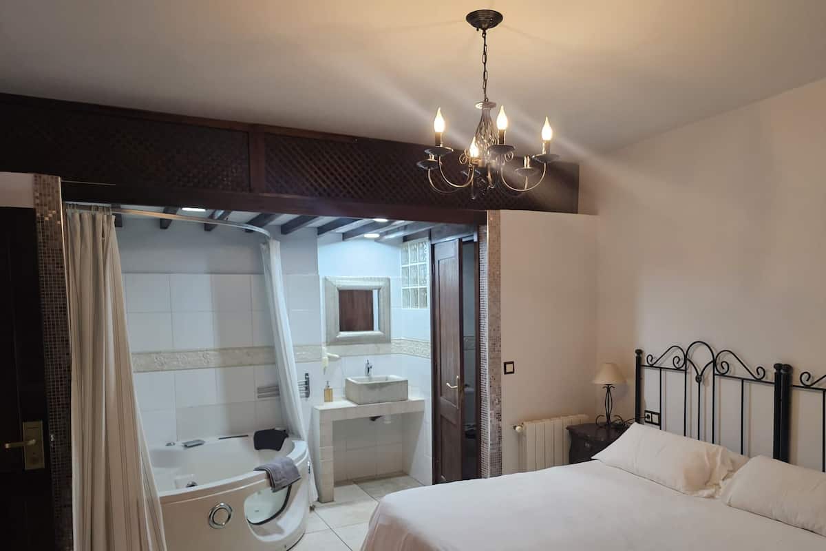 Deluxe Suite, Balcony, Courtyard View | Wi-fi percuma, cadar katil 