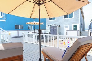 Terrace/patio - 871 MBR - Blue Haven | Oceanfront 4BR Luxury Beach House with Deck & Hot Tub (Oxnard)