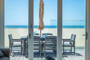 Dining - 871 MBR - Blue Haven | Oceanfront 4BR Luxury Beach House with Deck & Hot Tub (Oxnard)