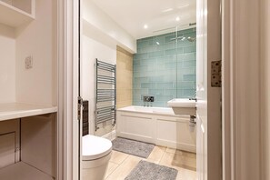 Ein Badezimmer mit Toilette, Badewanne, Dusche und Waschbecken.