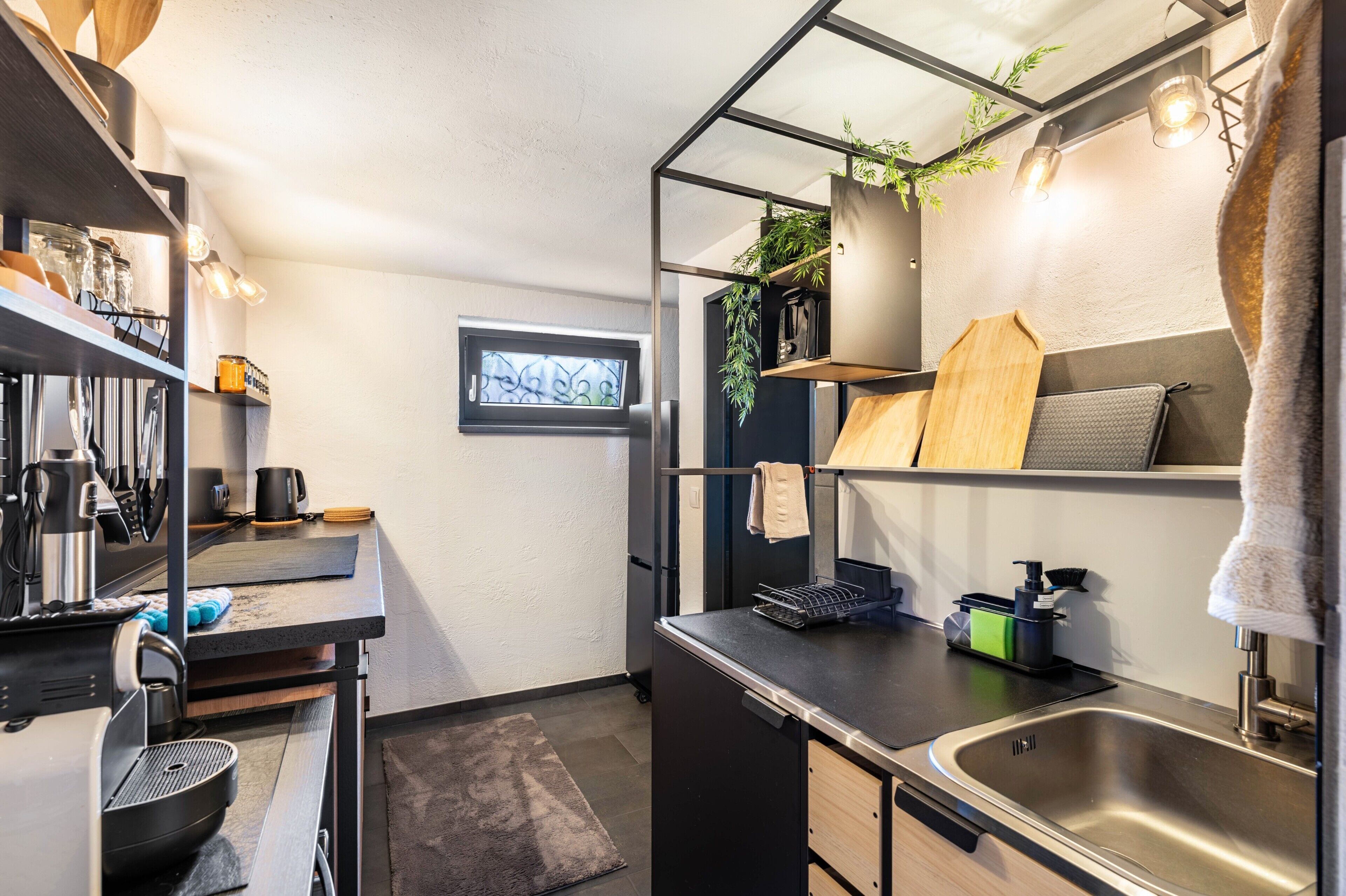Wasserkocher mit Kaffee-/Teezubehör, Kühlschrank, Ofen, Herdplatte