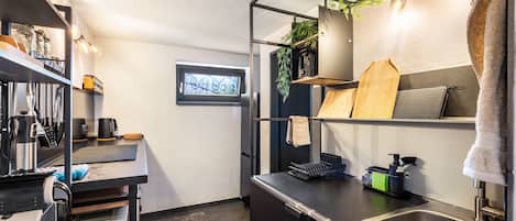 Cafetera y tetera, refrigerador, horno y parrilla de estufa