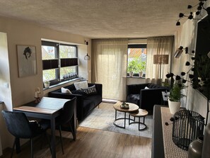 TV - Apartment 'Fewo Abendruh' with Private Terrace and Wi-Fi (Elzach)