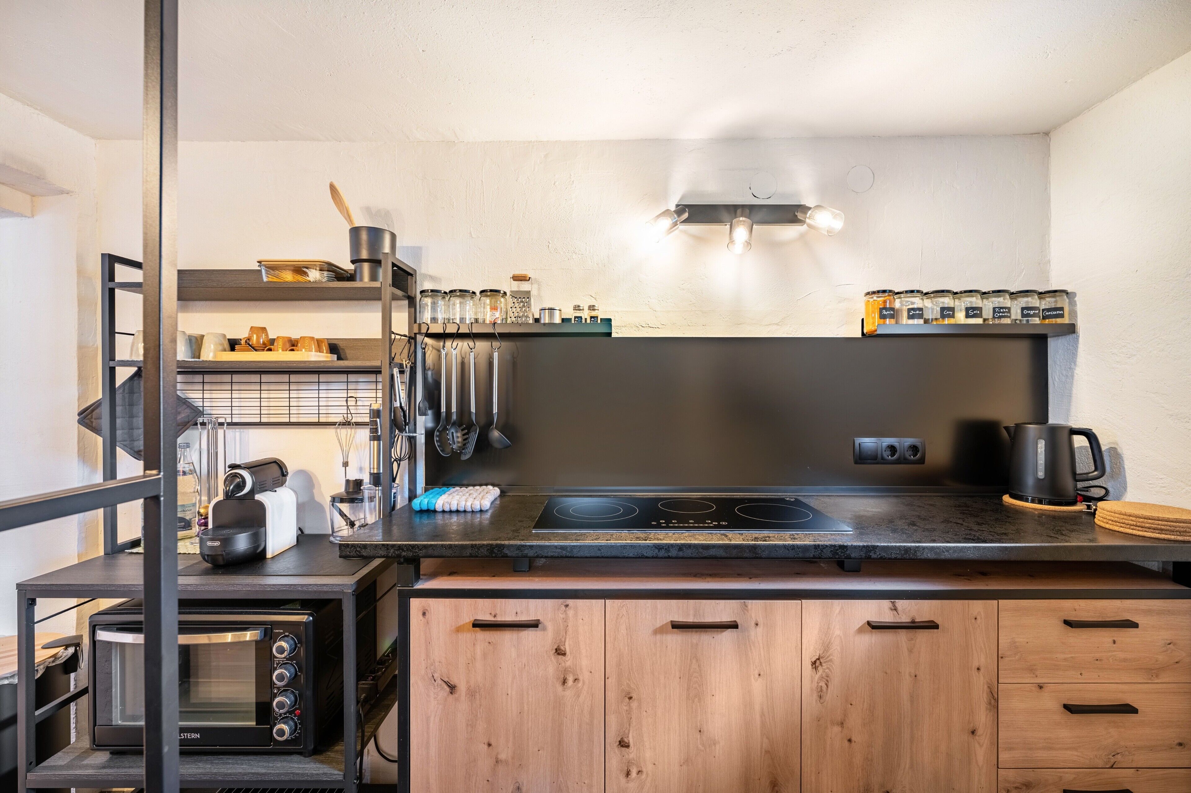 Coffee/tea maker, fridge, oven, stovetop