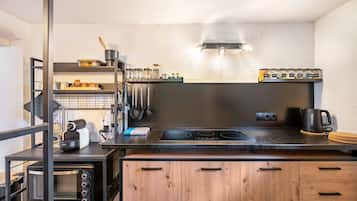 Coffee/tea maker, fridge, oven, stovetop