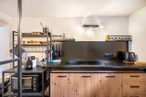 Wasserkocher mit Kaffee-/Teezubehör, Kühlschrank, Ofen, Herdplatte