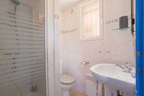 A bathroom with a toilet, shower, and sink. - Charming Apartment with Panoramic Views in Collioure (Collioure)