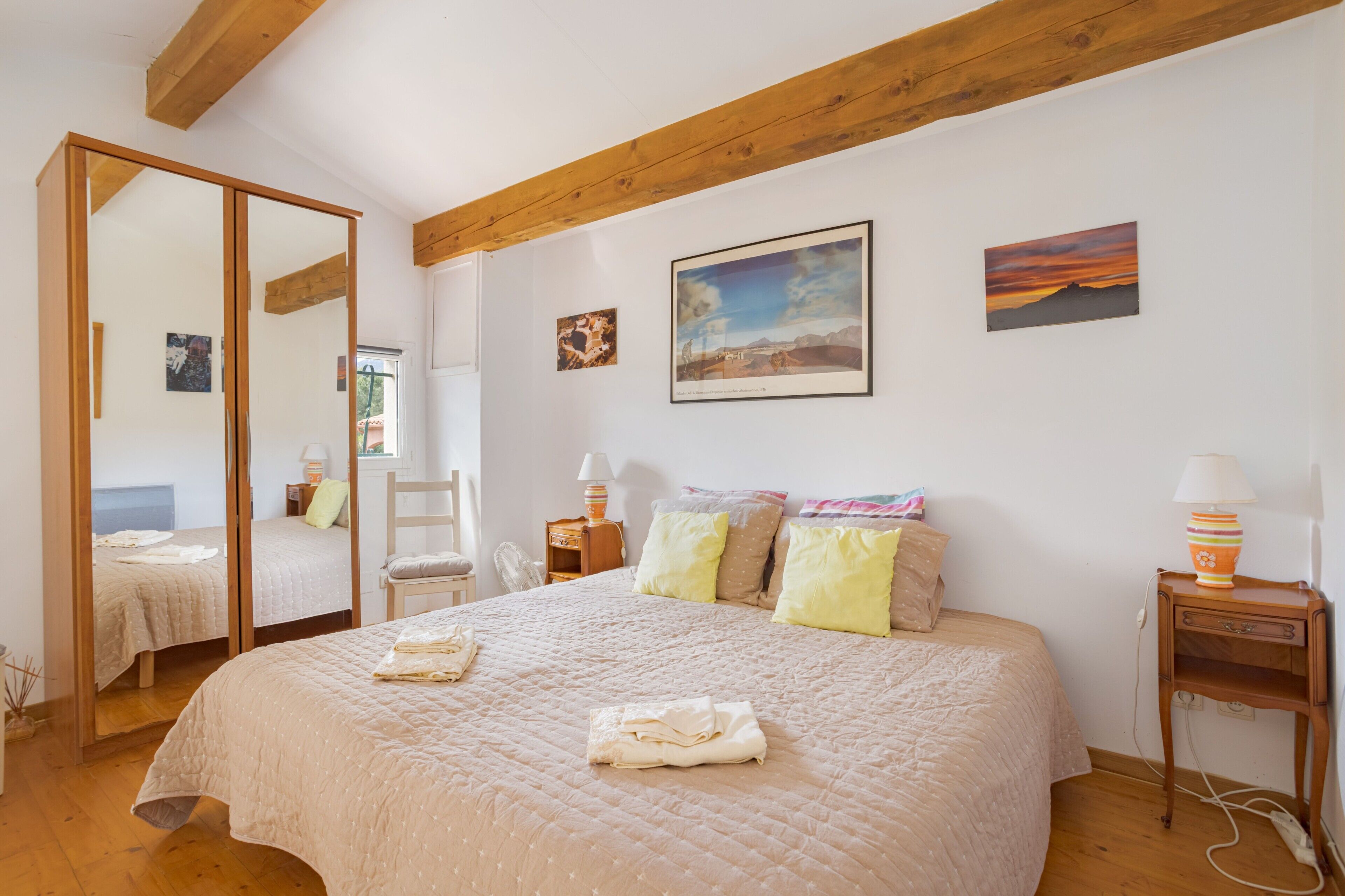 1 dormitorio, tabla de planchar con plancha, wifi y ropa de cama