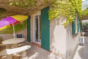 Outdoor dining - Charming Apartment with Panoramic Sea Views in Collioure (Collioure)