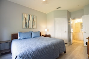 2 bedrooms, iron/ironing board, WiFi, bed sheets - Condo in gated community, 10 minutes to Disney, 5 minutes to dining and shopping (Kissimmee)