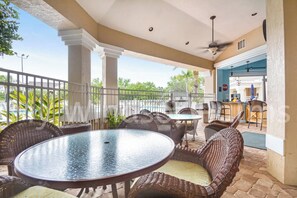 Outdoor dining - Cozy 2-bedroom apartment in fabulous Kissimmee with AC, 10 minutes to Disney (Kissimmee)