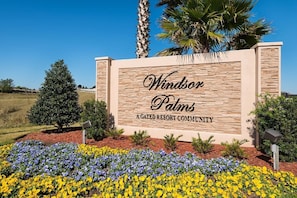 Property grounds - Condo in gated community, 10 minutes to Disney, 5 minutes to dining and shopping (Kissimmee)