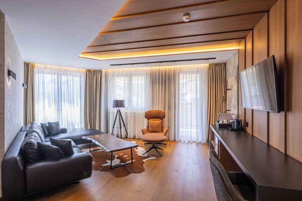 Junior Suite, Balcony | Living area